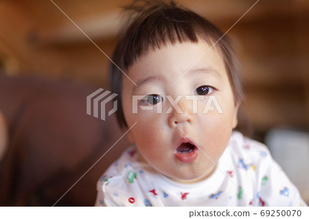 Baby opening her mouth Baby opening her mouth 69250070