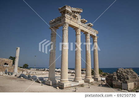 arch with columns in the antique city arch with columns in the antique city 69250730