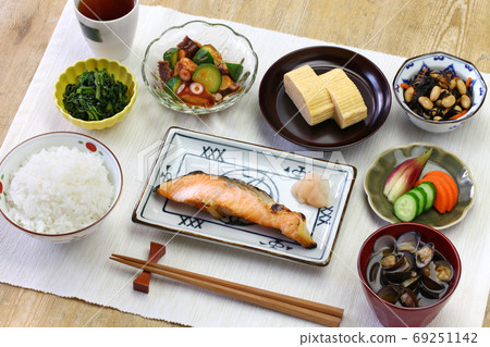 Japanese breakfast 69251142