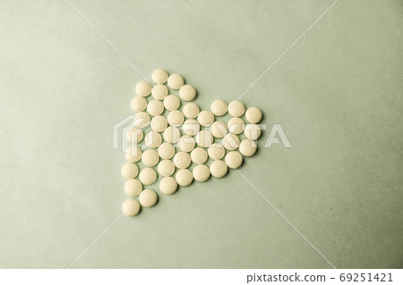 Small medical pharmaceptic round pills, vitamins 69251421