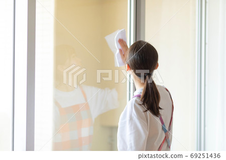 女人擦窗戶照片素材 69251436