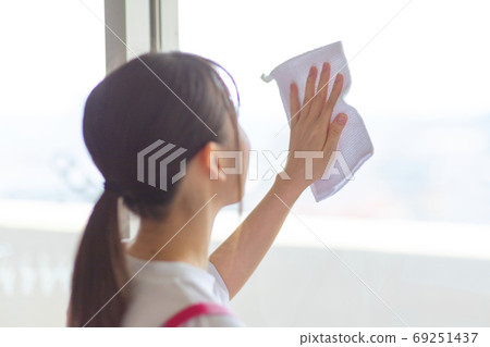一個女人擦窗戶 69251437