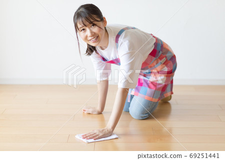 一個女人用抹布擦地板 一個女人用抹布擦地板 69251441