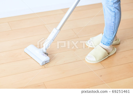 女人吸塵照片素材 69251461