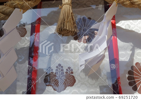 Fifty-seven paulownia and chrysanthemum flower emblem (Saruyamasha, Hakusangu, Nisshin, Aichi) 69251720