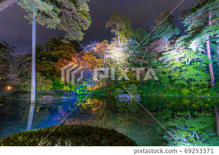 Kenrokuen Garden in autumn, illuminated by snow hanging [Ishikawa Prefecture] 69253371