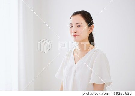 Beauty image of young women Beauty image of young women 69253626