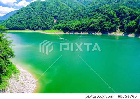 高原湖泊和船隻 69253769