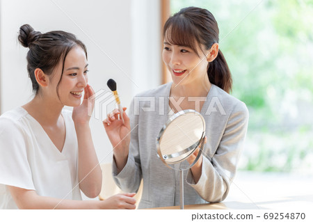 Beauty advisor image 69254870