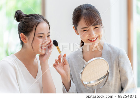 Beauty advisor image 69254871