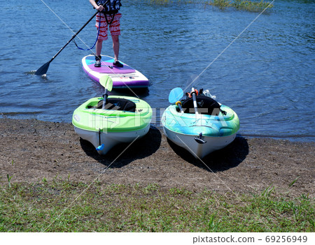Kayaking with people who enjoy SUP Kayaking with people who enjoy SUP 69256949
