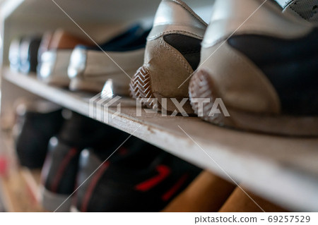 entrance, entranceway, shoe 69257529