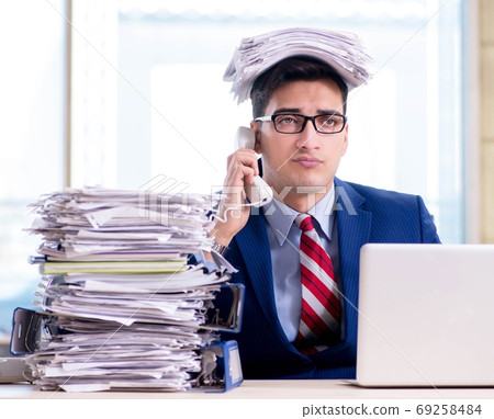 Businessman talking on the phone in the office 69258484