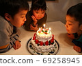 兄弟姐妹包圍的手工聖誕蛋糕 69258945