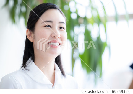 Medical nurse (female) listening to patients Medical nurse (female) listening to patients 69259364