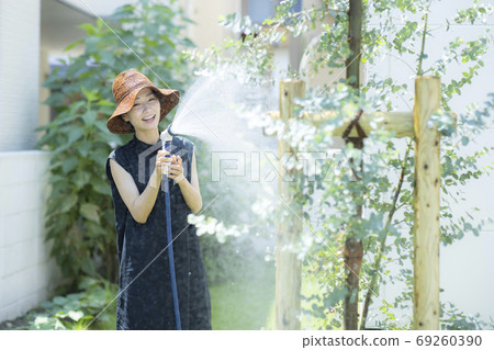 女廚房花園澆水 69260390