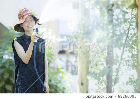 女廚房花園澆水 女廚房花園澆水 69260393