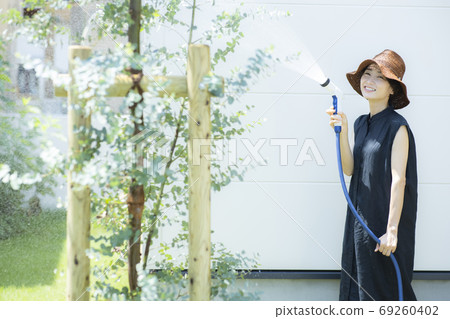 女廚房花園澆水 女廚房花園澆水 69260402