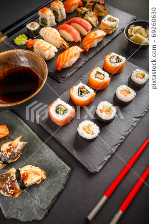 Tasty Sushi Set •