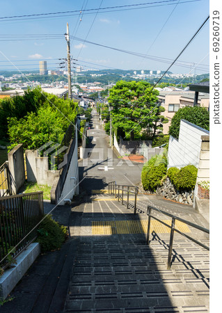 從坂井三郎的樓梯上俯瞰成色櫻古岡的街道 從坂井三郎的樓梯上俯瞰成色櫻古岡的街道 69260719