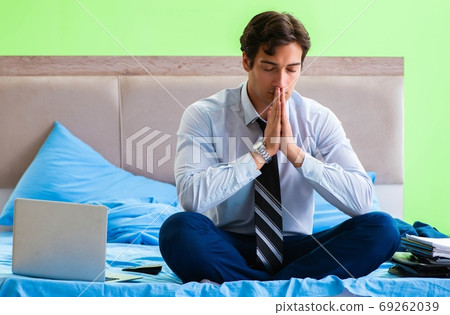 Businessman working in the hotel room 69262039