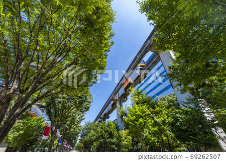 多摩單軌車輛在立川太陽路行駛 多摩單軌車輛在立川太陽路行駛 69262507