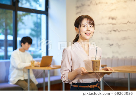 咖啡廳餐廳美食廣場餐廳年輕女子 咖啡廳餐廳美食廣場餐廳年輕女子 69263086