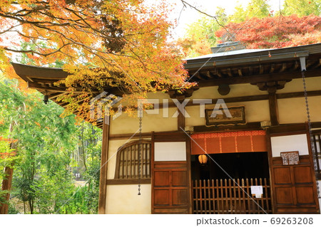 京都竹武寺地藏院地藏堂和秋天的落葉 69263208