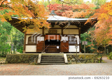 京都竹武寺地藏院地藏堂和秋天的落葉 京都竹武寺地藏院地藏堂和秋天的落葉 69263210