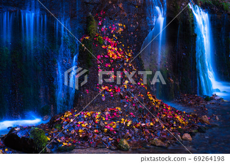 輕井澤白石瀑布秋天風景 69264198