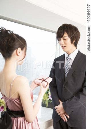 女人送禮物給男人 女人送禮物給男人 69264697