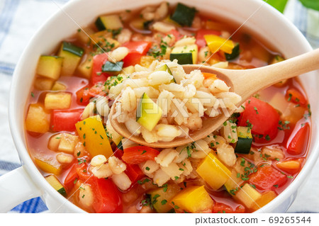 番茄湯，年糕，辣椒粉和西葫蘆 69265544