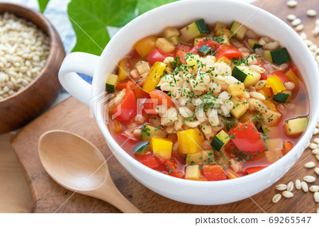 Tomato soup with mochi, paprika and zucchini 69265547