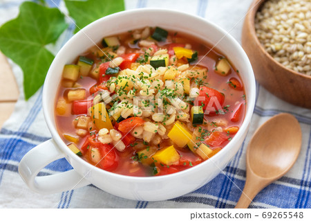 番茄湯，年糕，辣椒粉和西葫蘆 69265548