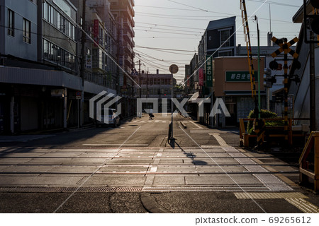 阪急博多天神站與鐵路道口大阪府豐中市站前的清晨風光 69265612