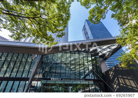 Entrance of the renewed Shinjuku Sumitomo Building 69265907