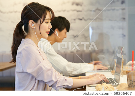 一個女人在一家咖啡館與壓克力隔斷 69266407