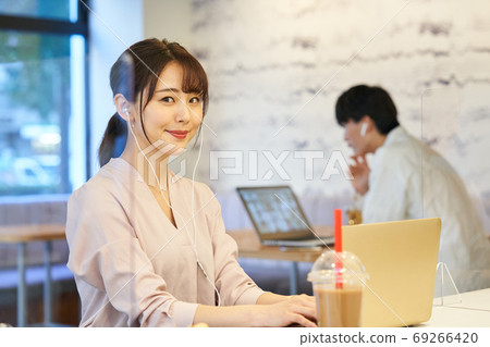 一個女人在一家咖啡館與壓克力隔斷 69266420