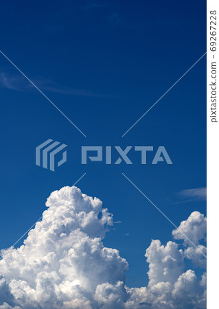 夏天和雲在道路和藍天的圖像複製空間 69267228