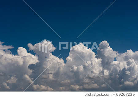 夏天和雲在道路和藍天的圖像複製空間 夏天和雲在道路和藍天的圖像複製空間 69267229