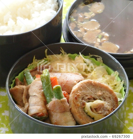 Handmade bento with stir-fried stir-fried carrot and carrot 69267300