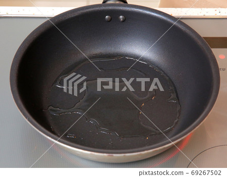 A frying pan A frying pan 69267502