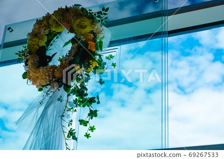 教堂花圈花藝佈置藍藍的天空 教堂花圈花藝佈置藍藍的天空 69267533