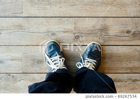 復古地板和腳鞋 69267534