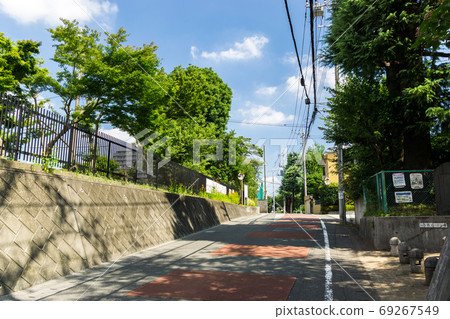 東京都調布市柴aki上野原公園西側的原山街 照片素材 圖片 圖庫