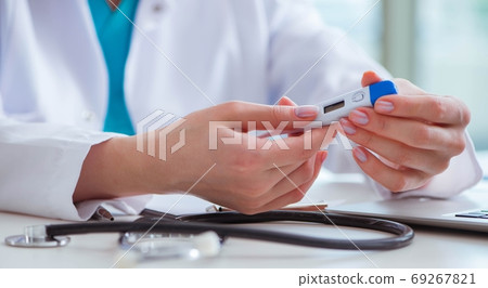 The doctor hand holding temperature thermometer The doctor hand holding temperature thermometer 69267821