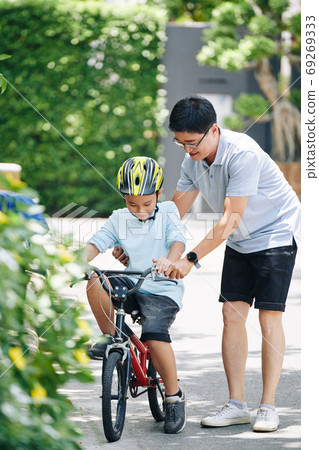 Teaching riding bicycle 69269333