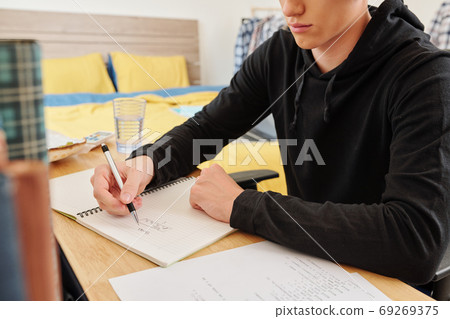 Student drawing flowchart Student drawing flowchart 69269375