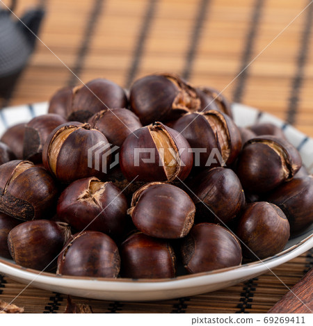 Chestnut chestnut chestnut roasted chestnut Roasted chestnut 焼き 栗 クリ くり 69269411