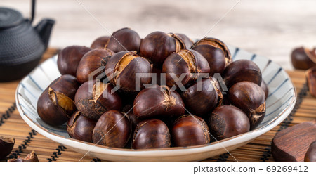 Chestnut chestnut chestnut roasted chestnut Roasted chestnut 焼き 栗 クリ くり 69269412